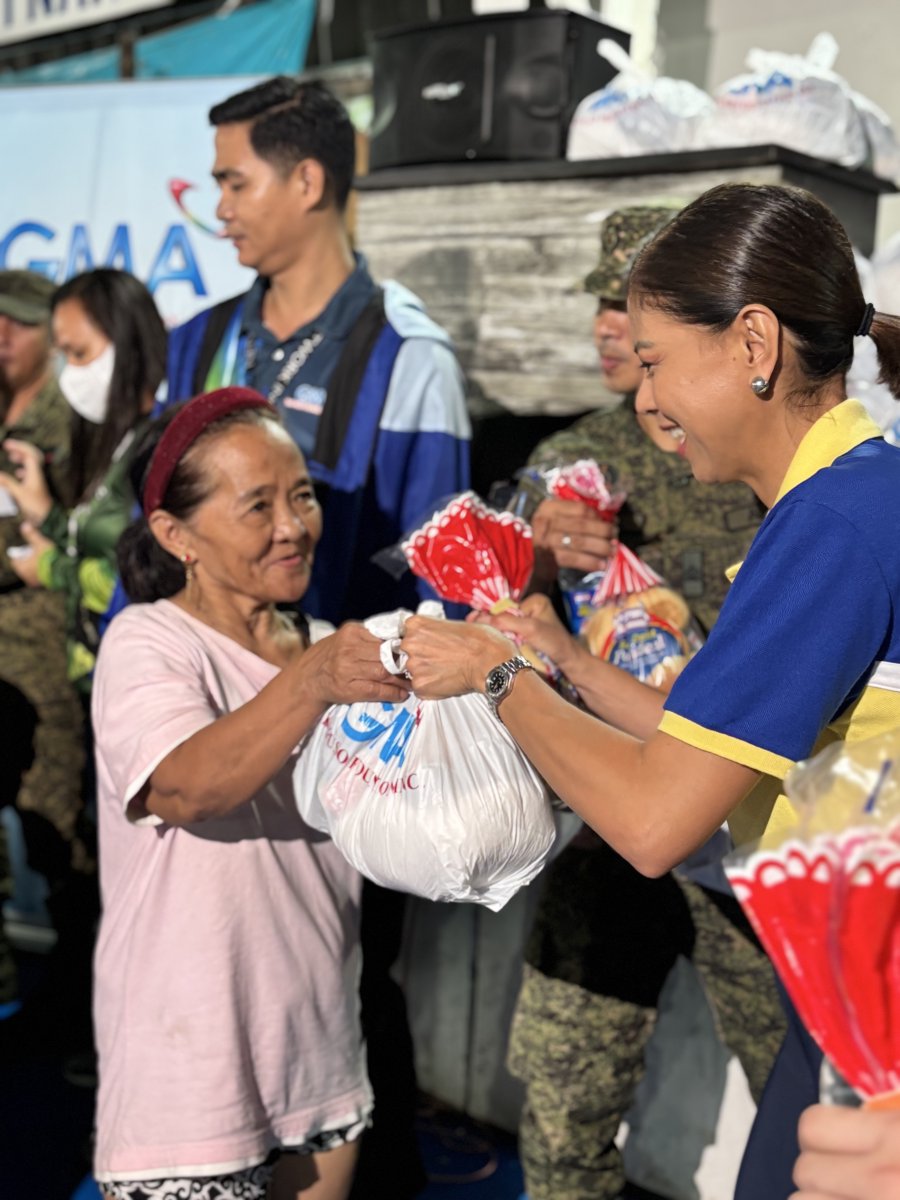 UnangHirit's tweet image. Tuloy-tuloy lang ang paghatid namin ng #SerbisyongTotoo kasama ang Kapuso Foundation sa mga nasalanta ng Bagyo at habagat sa evacuation center sa Rodriguez, Rizal.
Araw-araw tumutok sa inyong pambansang morning show kung saan laging una ka– #UnangHirit!
