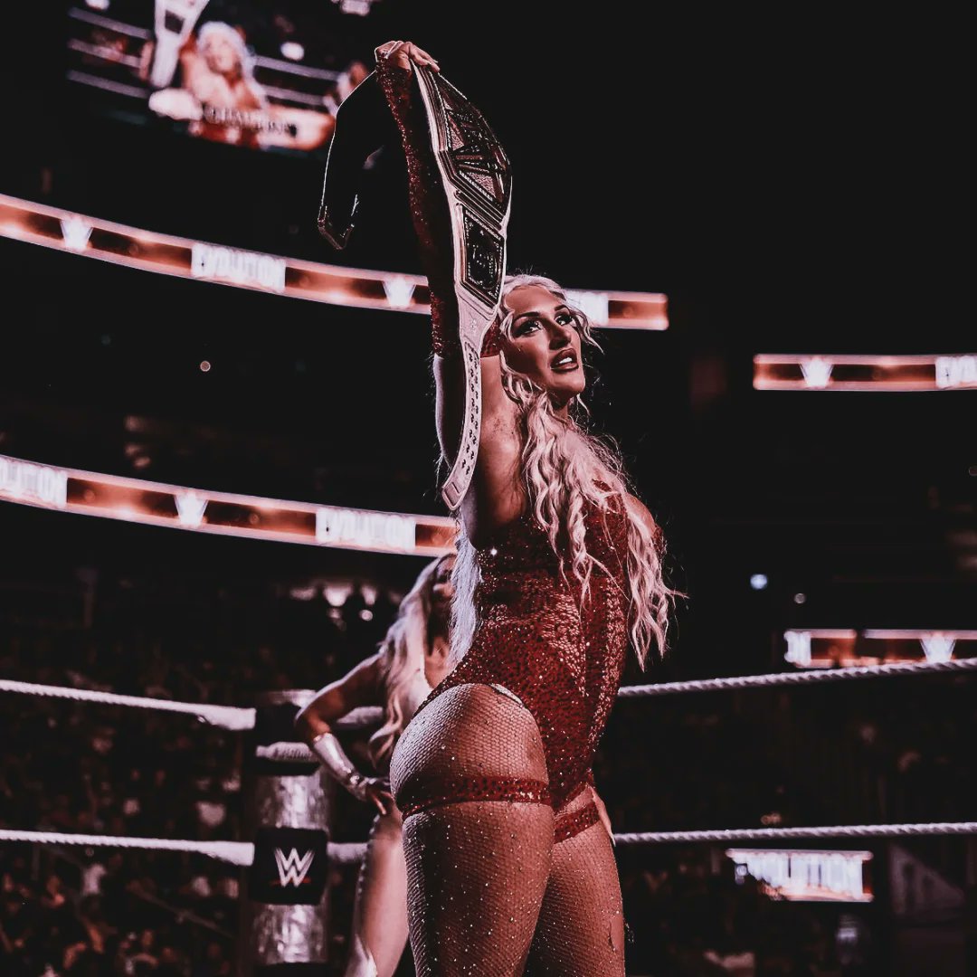 thebuffxbarbie's tweet photo. I painted the town red. 💋💅🏼 https://t.co/5peaN8sQRG