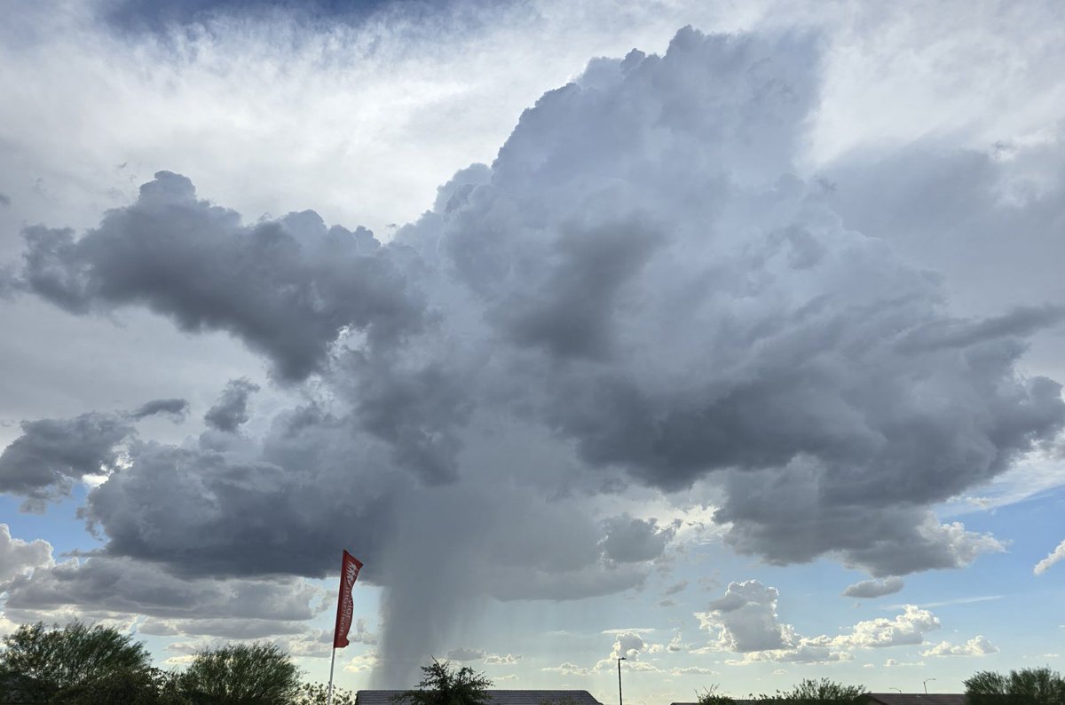 Monsoon storm looking west from Laveen.

A few sprinkles earlier.  Still crossing fingers for more downpours today here in Phoenix.

#azwx