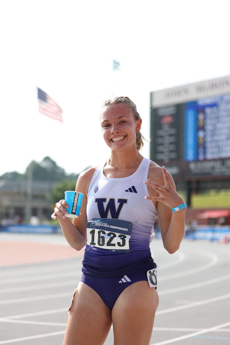 UWTrack's tweet image. Running for Team USA 🇺🇸 Chloe Foerster kicked things off today for a group of Dawgs competing at the FISU World University Games in Germany this week.
Chloe marched through the 800m 1st round into the semis with a time of 2:02.84 and she'll race again on Wednesday!
#GoHuskies