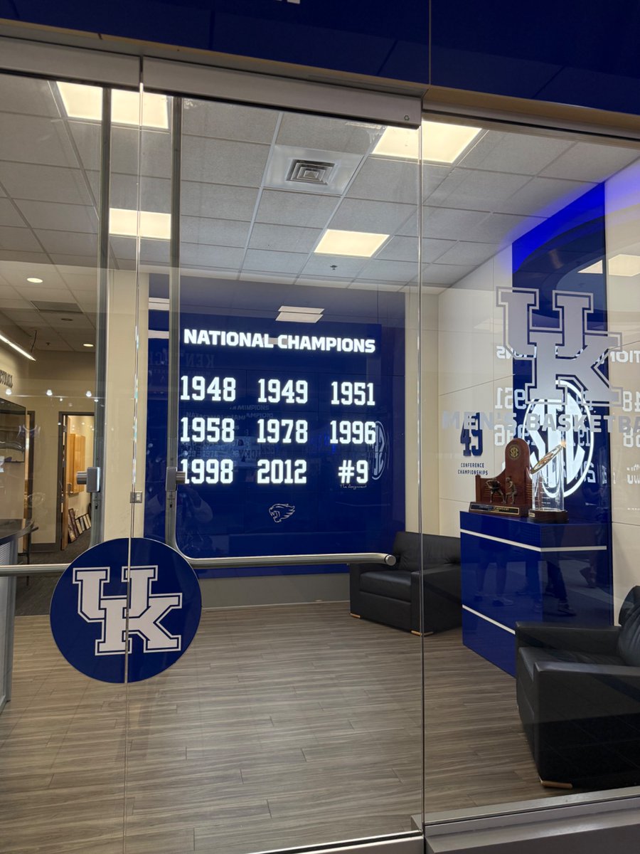 1kytondainfl's tweet image. Thank you for the effort and gift of KY bball in July! Great way to spend my birthday week! @KentuckyMBB @underratedd__ @KahlilWhitney @agentTwany Let’s do it again next summer! Loved seeing our current Cats cheering and understanding what it’s like on our side! #BBN #tbt2025