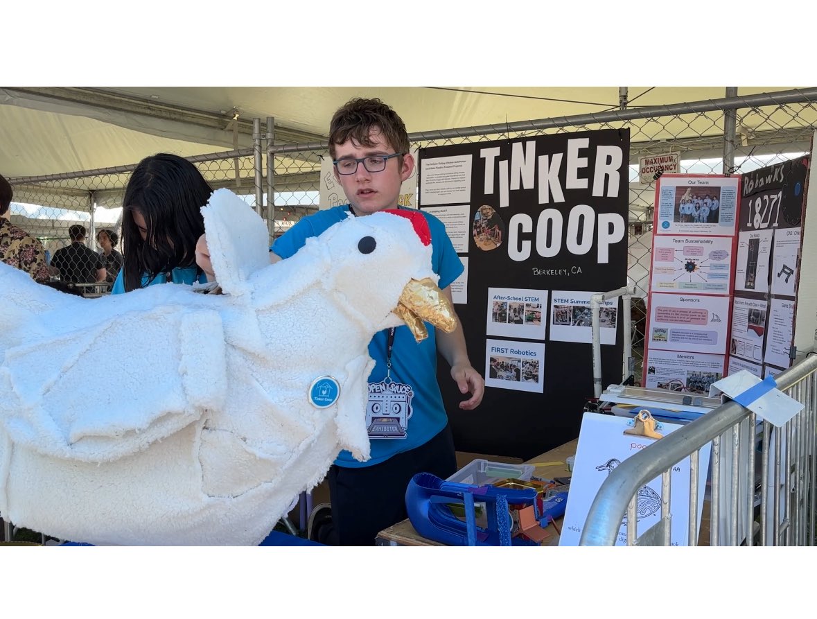stlDenise3D's tweet image. Do we know who got the Best in Sauce? Because if it wasn’t these middle schoolers and their fortune telling chicken, it was highway robbery. 🐓 @OpenSauceLive