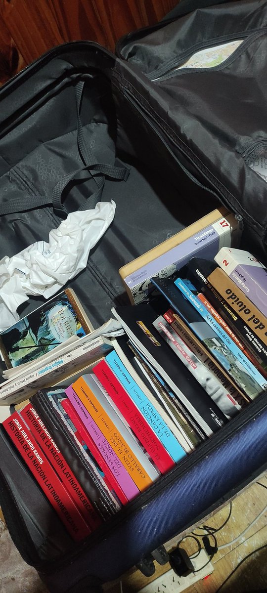 SerLenis's tweet image. Haciendo maletas soy un desastre, pero siempre llevo libros.