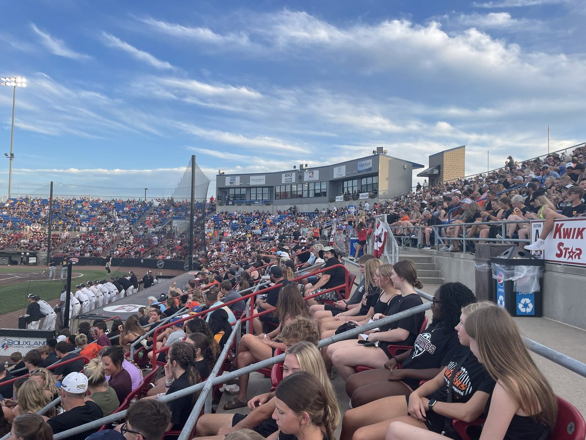 EHS_SCCSD's tweet image. Great crowd filling in! First pitch in about 10 minutes.