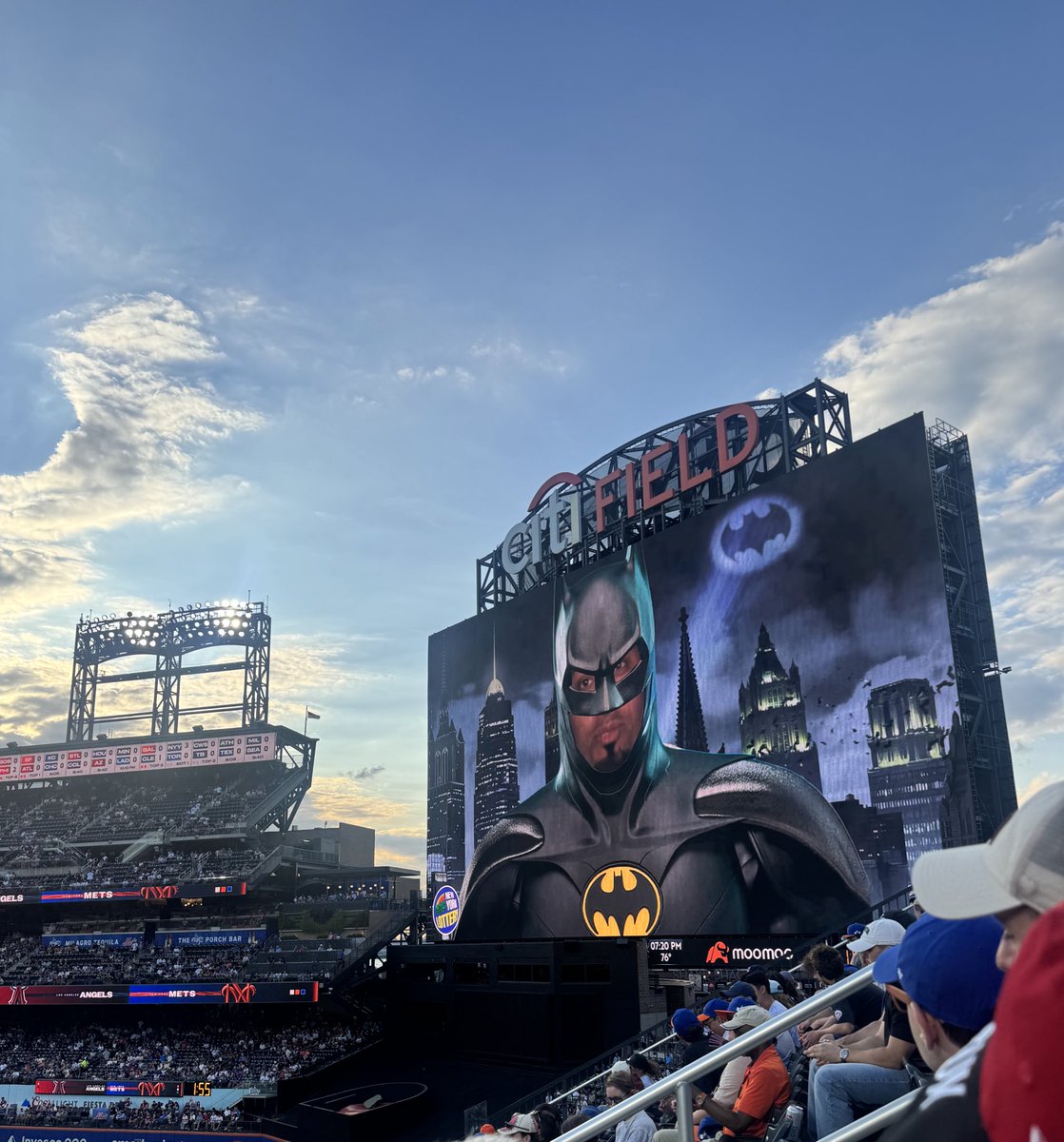lordoflolz1's tweet image. Just saying… Batman showed up too.
$GME
“We have a signal now, for when I'm needed. When that light hits the sky, it's not just a call- it's a warning.” @TheRoaringKitty