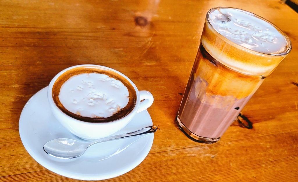 에소프레소 콘파냐.

마냥 떫기만 한게 아닌 부드러운 감촉과 올라오는 에소프레소의 향미가 진해서 행복한 느낌이야