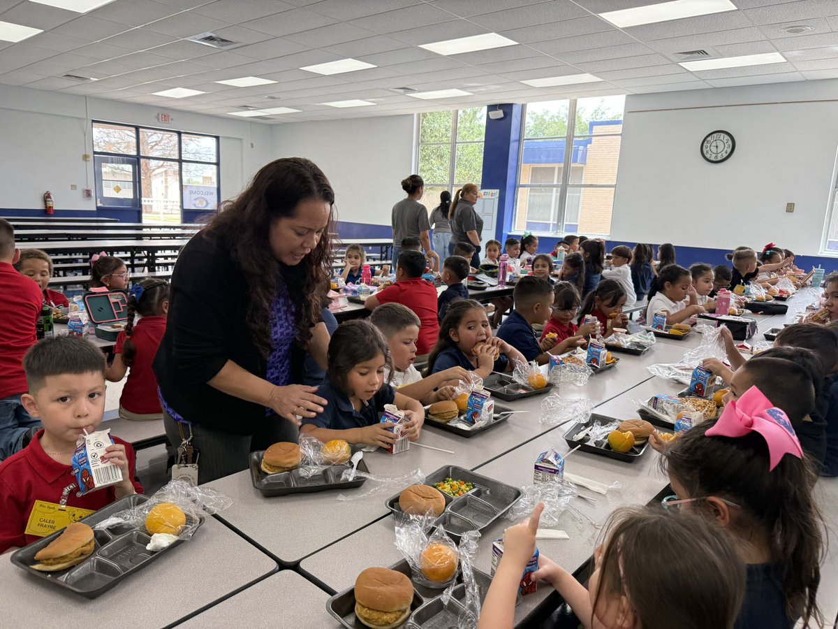 We’re so grateful to our amazing Kinder and 1st grade teachers for taking the time to eat with their students during these first days of school.  💙🦁

#WeAreClintISD