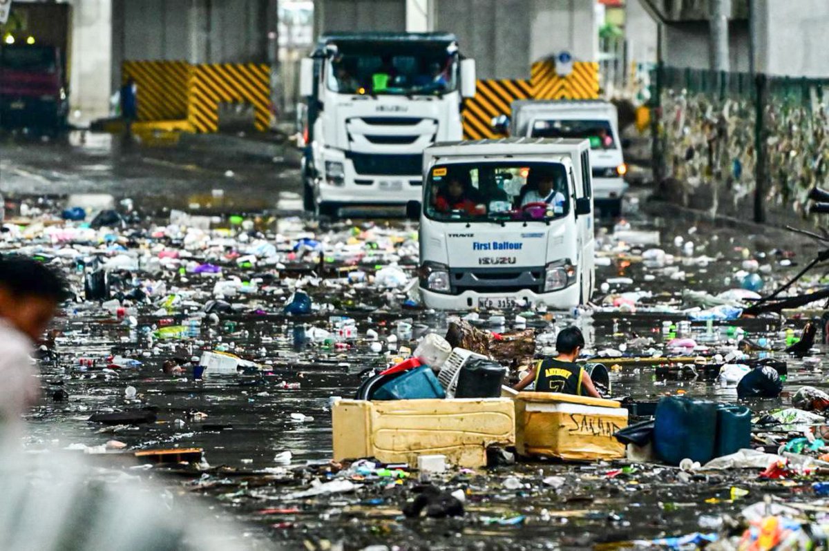 RobbieMeriales's tweet image. Kapag nagtatapon ka ng basura sa lansangan, wala kang karapatang magreklamo sa baha.
Mabuhay tayo na parang langgam. Maging responsable tayo sa isa’t isa.
(Photo credit: ABS-CBN news)