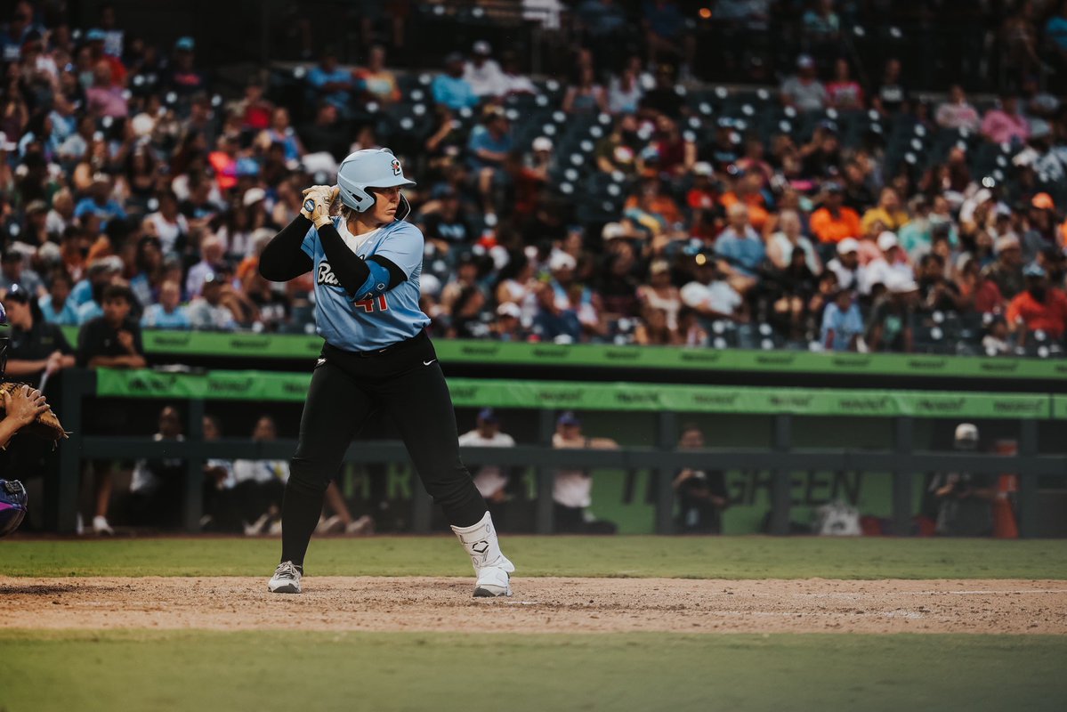 AUSL_Bandits's tweet image. 3-2 lead thanks to a @jordanalyssar14 fielder’s choice to short 🤠