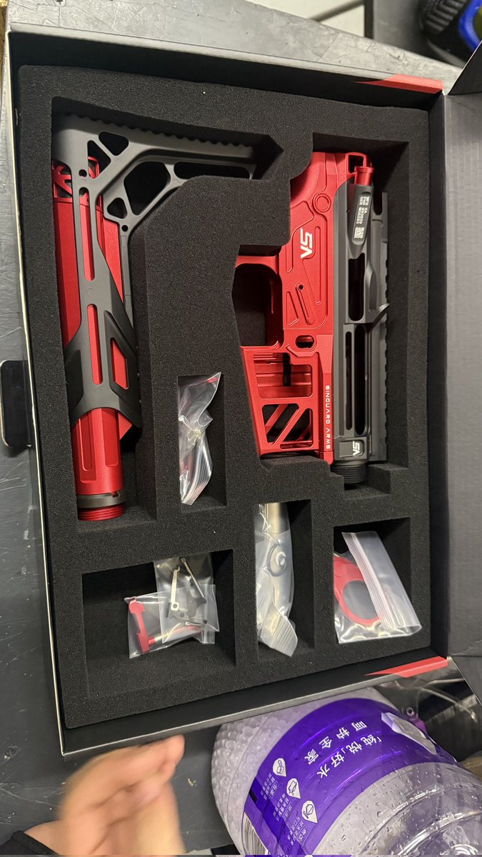 只要你有钱 你能在国内玩到很多你根本想象不到的airsoft玩具。
这就是国内airsoft市场奇特的地方，低端市场可选项和质量比不过国外的6mm，高端市场啥玩意都有就是贵。