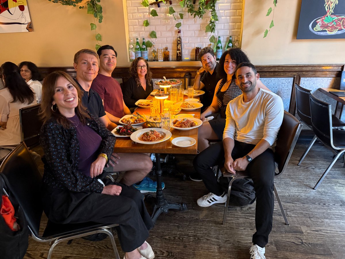 AlexAndBooks_'s tweet image. Ending the night with a fun author dinner with:
-Laura Belgray (“Tough Titties”)
-Rob Henderson (“Troubled”)
-Julia Austin (“After The Idea”)
-Scott Barry Kaufman (“Rise Above”)
-Jaidree Braddix (Literary Agent)
-Jon Goodman “The Obvious Choice”)
