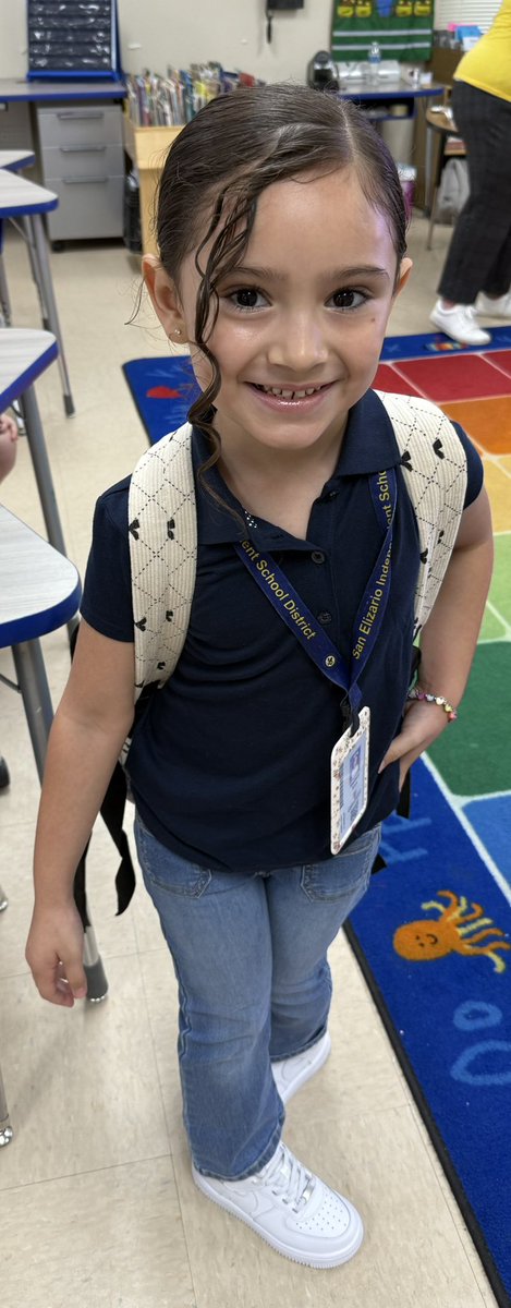 TXEdMindReader's tweet image. New year, same sass. 💁🏻‍♀️📚✌️ First day of school for my girls! #FirstDayFeels