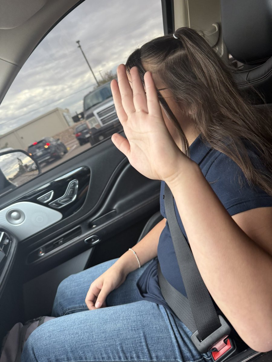 TXEdMindReader's tweet image. New year, same sass. 💁🏻‍♀️📚✌️ First day of school for my girls! #FirstDayFeels