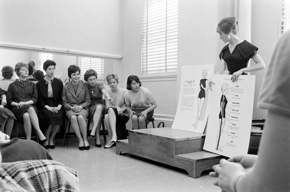 BrianRoemmele's tweet image. A group of trainee stewardesses at TWA's school in Kansas City discusses proper posture during, 1961.