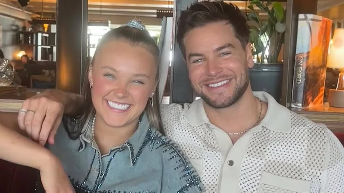 Complex's tweet image. JoJo Siwa’s boyfriend is putting all the details out there. Siwa and Chris Hughes, who confirmed their relationship in June, are making headlines with an unexpected reveal. Get the full story on how JoJo keeps things interesting: complex.com/pop-culture/a/…