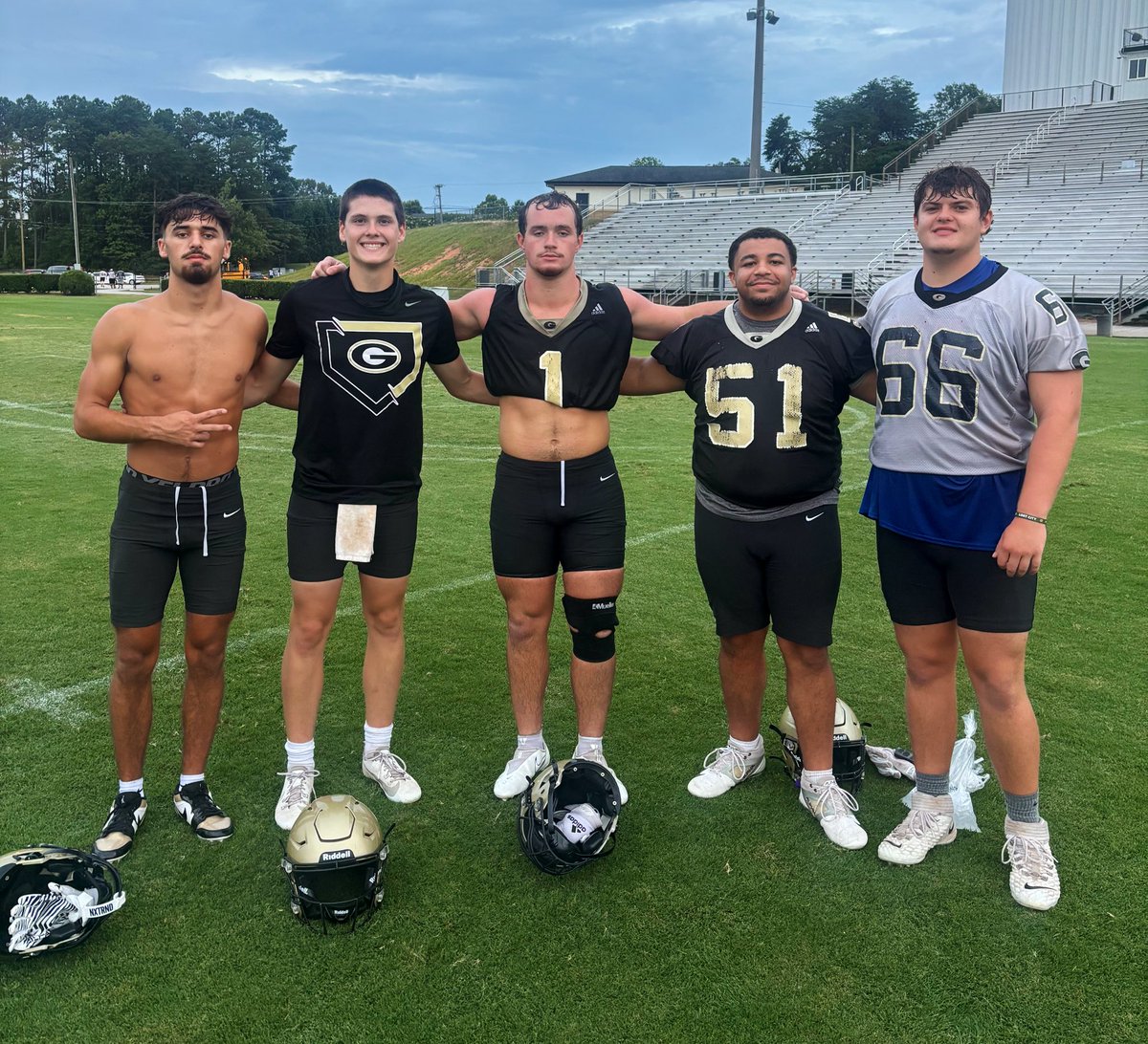 Had the chance to talk to a swarm of Yellow Jackets this evening.

🐝CB/S Chase Free
🐝QB Dawson Fowler
🐝 LB Sammy White 
🐝 DL Aiden Jones
🐝 OL Dallas Williams

Make no mistake: Greer’s got playmakers at every single position. 🏈