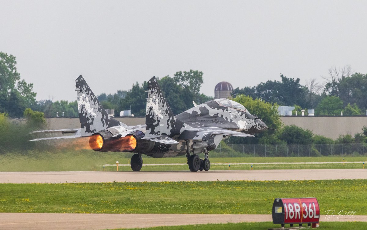 Stormchaser_TS's tweet image. MiG 29 showed up at @EAA today! Beyond thrilled!
#OSH25
@Avgeekery