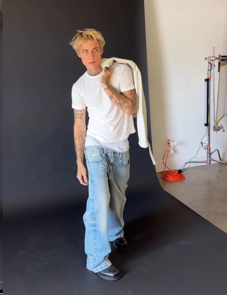 soberjxdn's tweet image. IM IN LOVE WITH THIS MAN 😭