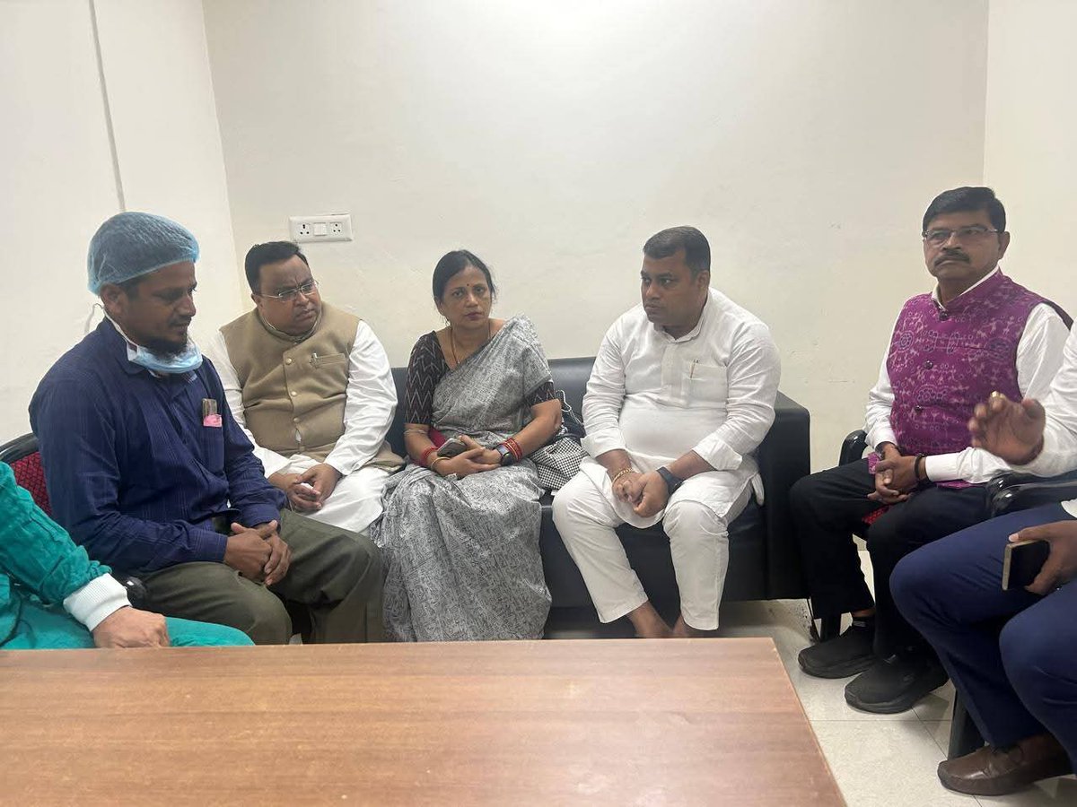 News18Odia's tweet image. #ବଳଙ୍ଗା_ପୀଡ଼ିତାଙ୍କୁ_ଭେଟିଲା_ବିଜେଡି
ଦିଲ୍ଲୀ ଏମ୍‌ସରେ ବିଜେଡିର ପ୍ରତିନିଧି ଦଳ 
ଡାକ୍ତରଙ୍କଠୁ ବଳଙ୍ଗା ପୀଡ଼ିତାଙ୍କ ସ୍ବାସ୍ଥ୍ୟବସ୍ଥା ପଚାରିବୁଝିଲେ
ପୀଡ଼ିତାଙ୍କ ପରିବାରଙ୍କୁ ଭେଟି ସୁବିଧା ସୁଯୋଗ ବିଷୟରେ ପଚାରିଲେ
@bjd_odisha #Pipili #Balanga #Delhi