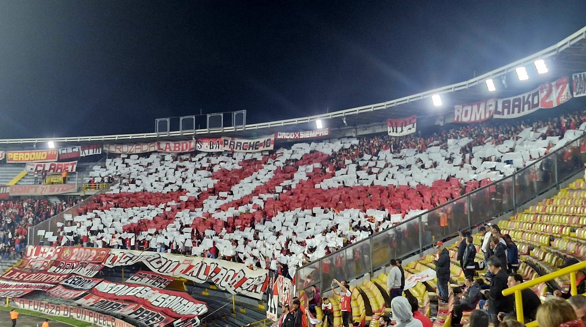 FredyASiachoque's tweet photo. Hoy acompañando a @SantaFe a celebrar la #décima estrella 🇮🇩🇮🇩🇮🇩🇮🇩⚽️⚽️⚽️🦁🦁🦁 y también se recuerda en el #Campin a @OzzyOsbourne #Ozzy https://t.co/yL4J9DOxcu
