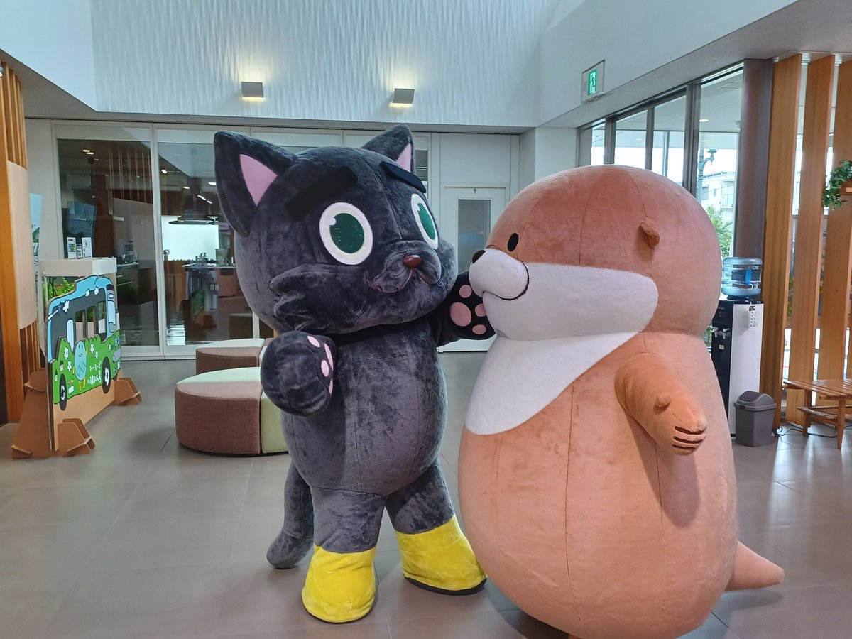 pier21_web's tweet image. おはようございます!
埼玉は32℃☀️です
なにかお話しをしているうそやんとネコくん🐱🦦
#カワウソうそやん
#ゆるっと企業キャラの集い
#なんの話しですか?