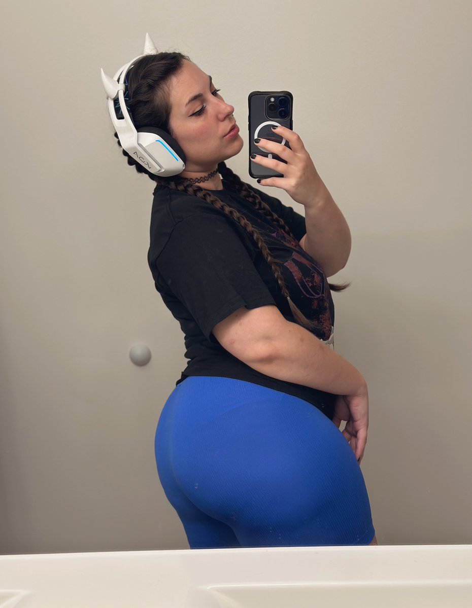 JUST OVER A WEEK TILL MY BIRTHDAY!! and for tonight we are chilling with more death stranding!! Im making some serious progress in this game! ✨

🔥 live now
twitch.tv/slaywithbrandy