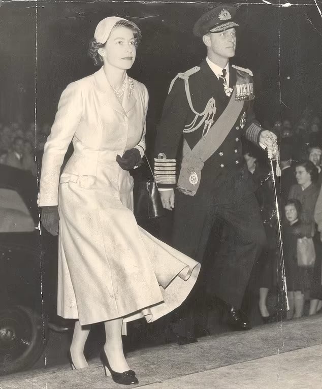 oldroyalty1's tweet image. Princess Elizabeth and Prince Philip arrive at St Paul&apos;s Cathedral for the annual National Service for Seafarers, 1947
