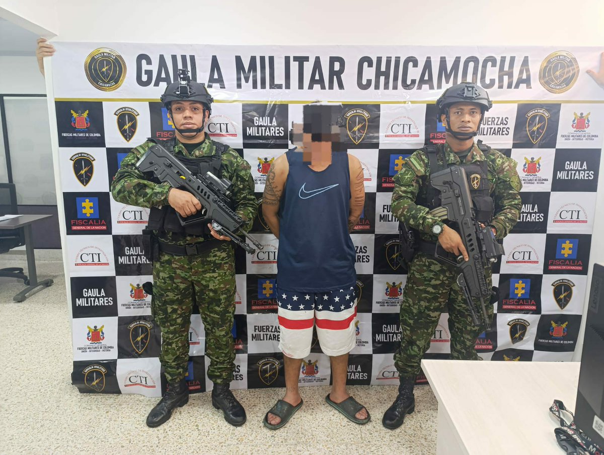 Ejercito_Div2's tweet image. En Piedecuesta, Santander || GAULA Militar Chicamocha en coordinación con el CTI seccional Piedecuesta y la SIJIN de la Policía, logró la captura de un individuo por el delito de fabricación, tráfico, porte o tenencia de armas de fuego.
El capturado, fue puesto a disposición…