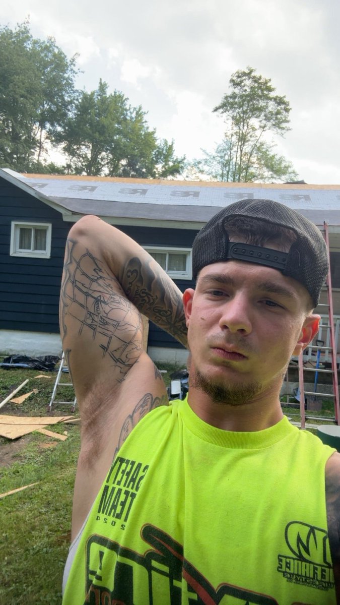 Imagine you see me on this roof working and getting all sweaty are you going to do what you were born to do submit and serve like a good boy ?🐖

Dm me for customs &amp; meets ‼️‼️