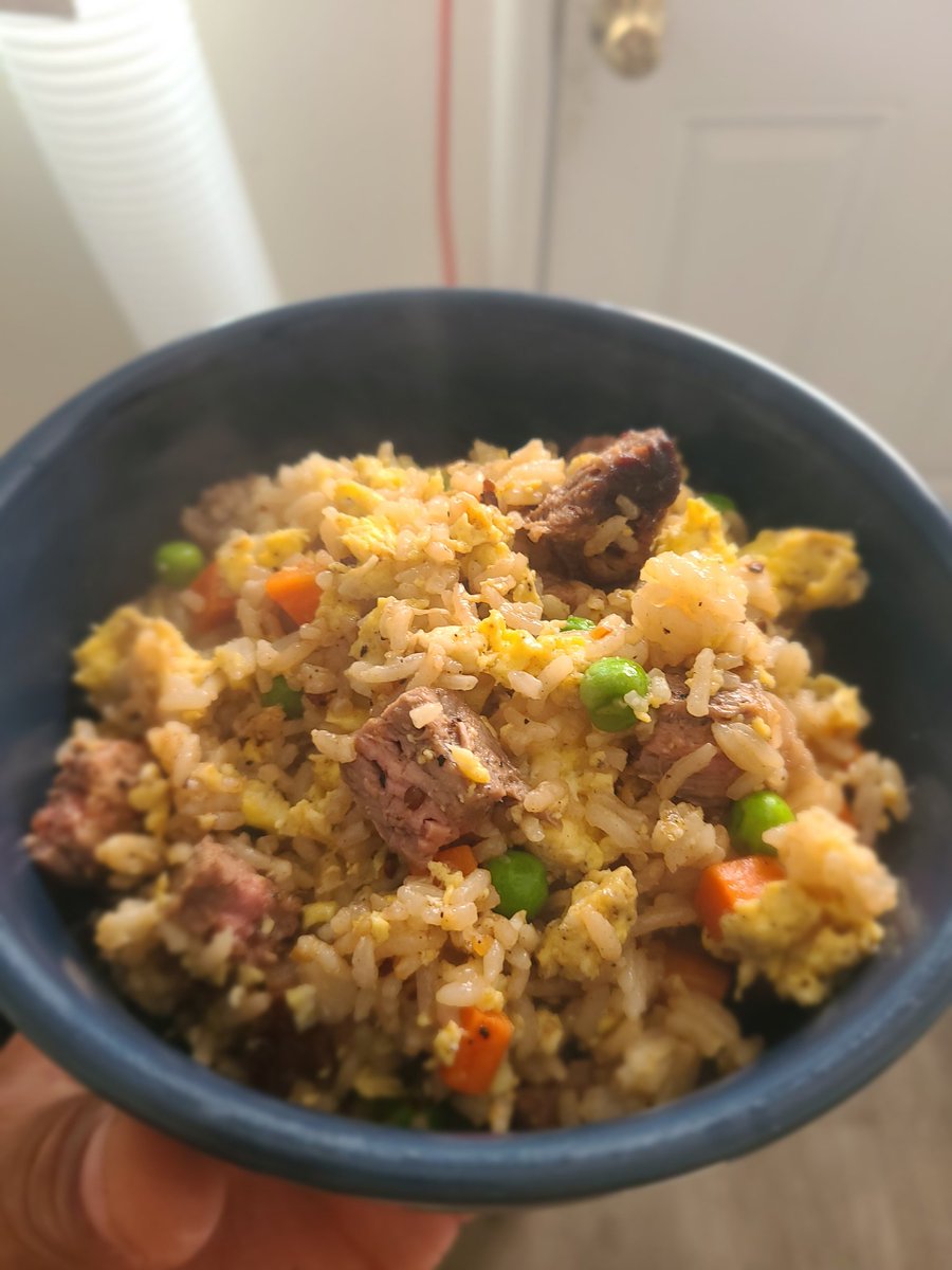 blackmanbubbs's tweet image. Homemade steak fried rice
I'm also setting up a stream and I'll be in costume and I themed my area around the game.
