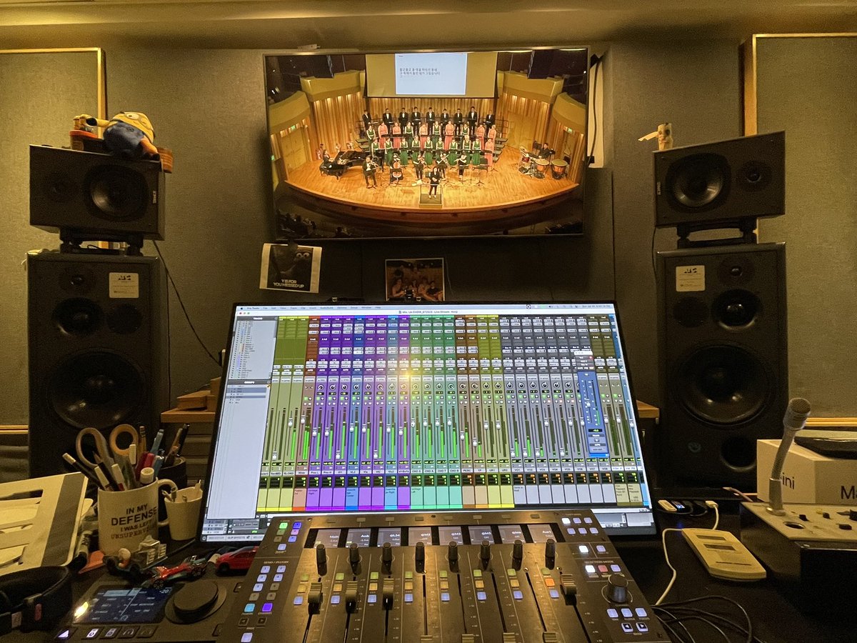 kenjinakai101's tweet image. 先週は、FOHミキサーとして携わってきたディズニーホールの真向かいに位置するジッパー・ホールで、レコーディングとストリーミングのミキサーとして楽しくもあり、何かと注文も多かった(こういうのも面白みの一部ですが)2つのイベント(ジャズ・バンドとコーラスアンサンブル)での仕事でした。