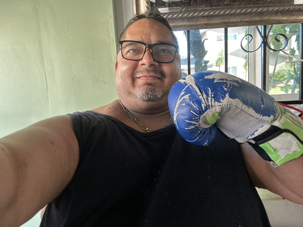 JoseHernandezDz's tweet image. Working on body shots. Need new gloves lol R. I. P. Ozzy Osbourne