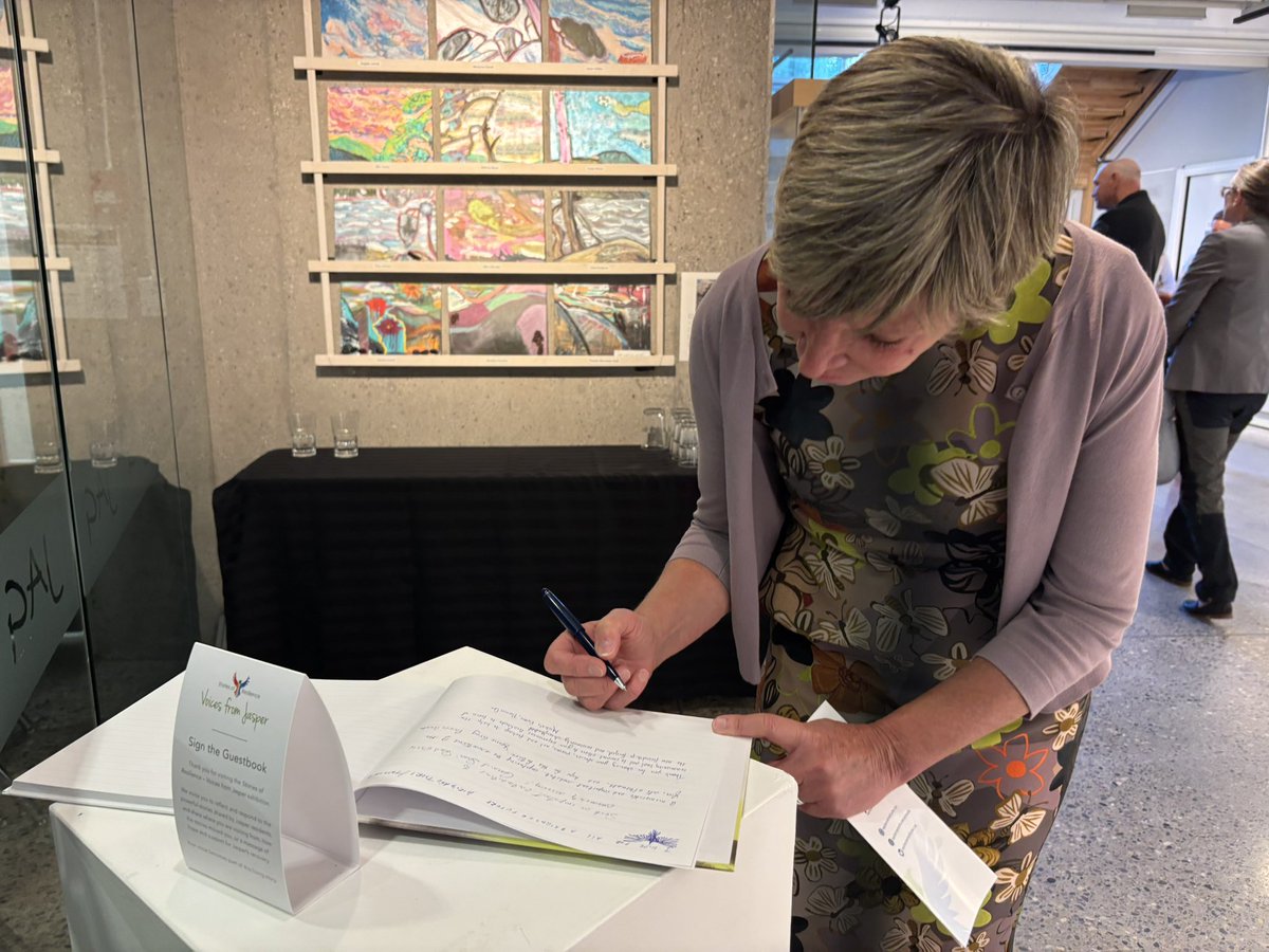 EleanorO_MP's tweet image. J'ai eu le privilège de visiter l'exposition Stories of Resilience – Voices of Jasper. En ces temps difficiles, l'art devient un bon moyen d'expression de la persévérance d'une communauté. Les récits partagés par les gens de Jasper sont émouvants et témoignent de leur résilience.