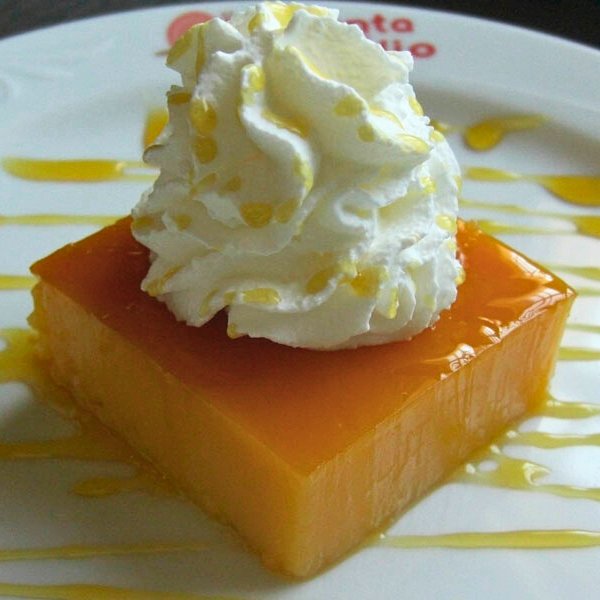 BakeEurope's tweet image. Tocino de cielo 🇪🇸 means “heavenly bacon”—but it’s just egg yolks, sugar, and water.
Born in a 14th-c. Spanish convent, it’s richer than flan, but with no dairy.
Caramel-lined molds are filled with a yolk syrup, baked, then chilled overnight.
Does it sound good to you? 🍮