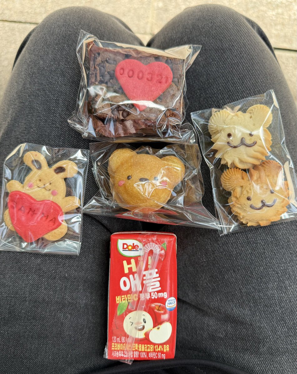 jinjinjpeg's tweet photo. The gifts from Sanha’s last music show broadcast recording 🥹💗 https://t.co/Vby6dHUXUU