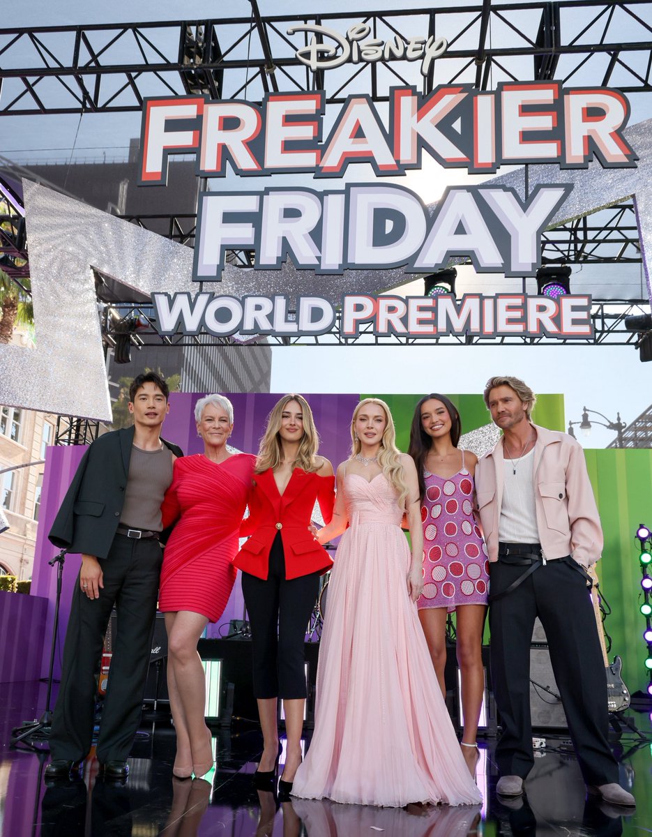 almanaquedisney's tweet image. SÓ GENTE LINDA NESSE ELENCO!
Manny Jacinto, Jamie Lee Curtis, Julie Butters, Lindsay Lohan, Sophia Hammons e Chad Michael Murray na Premiere Mundial de ‘Uma Sexta-Feira Mais Louca Ainda’!
📸: Photo by Rodin Eckenroth/Getty Images for Disney