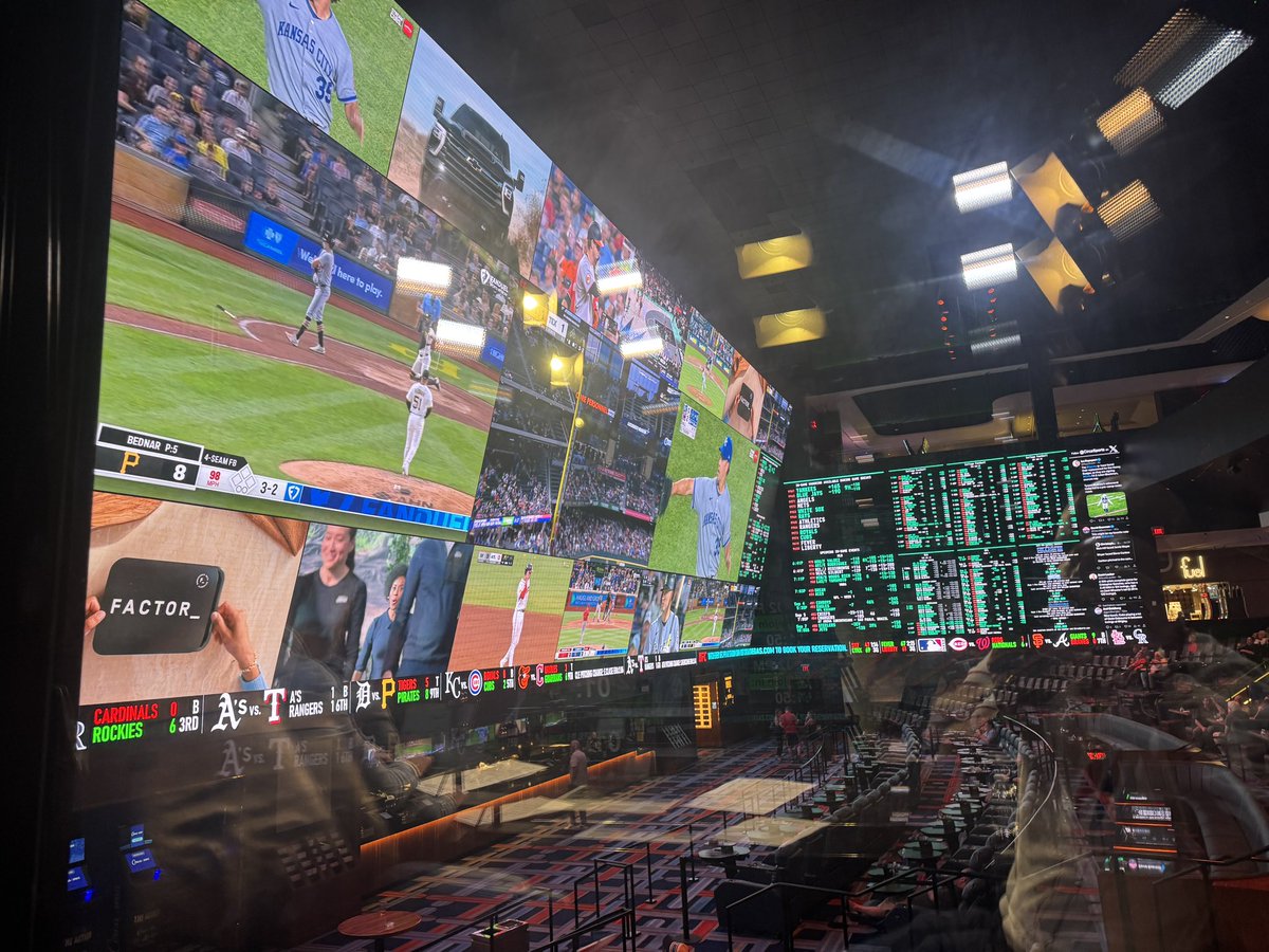 Matt_Fortuna's tweet image. In studio with my guys @1TimMurray and @mattyoumans247 on @VSiNLive.
Tune in!