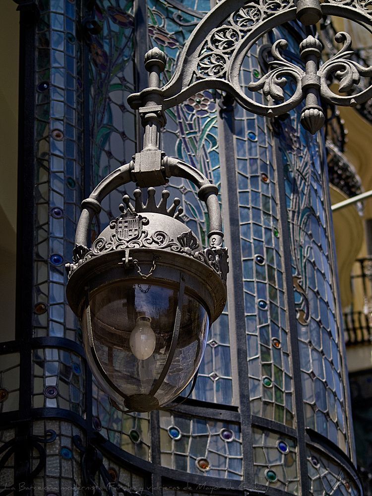 Fascinate_Hist's tweet image. Streetlamp in front of the Modernist housing, "Casa Cama i Escurra" in Barcelona, Spain.