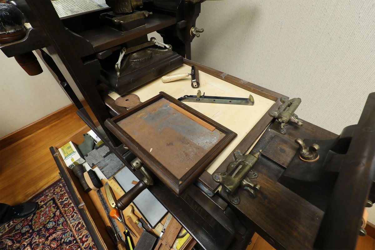 UTEPPresident's tweet image. In the @uteplibrary Hertzog Room, you can see a replica of a printing press like those used in the 17th and 18th centuries. Letters and symbols were arranged by hand and covered in ink, and then paper was pressed on top to create the final product. Pretty neat!
#FoundatUTEP