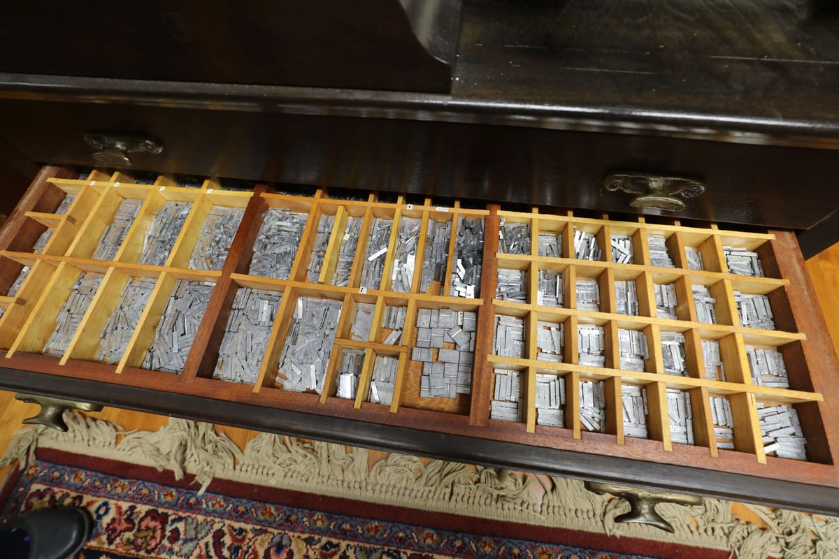 UTEPPresident's tweet image. In the @uteplibrary Hertzog Room, you can see a replica of a printing press like those used in the 17th and 18th centuries. Letters and symbols were arranged by hand and covered in ink, and then paper was pressed on top to create the final product. Pretty neat!
#FoundatUTEP