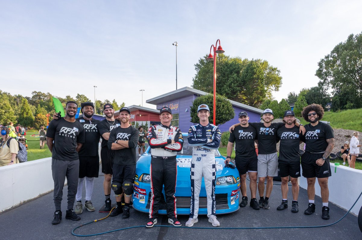 VictoryJunction's tweet image. NASCARnival night!🏁🌟
Huge thanks to @thadmoffitt, @danieldye43, and @RFKracing for bringing the excitement and vibes to Camp! 🚙🎉