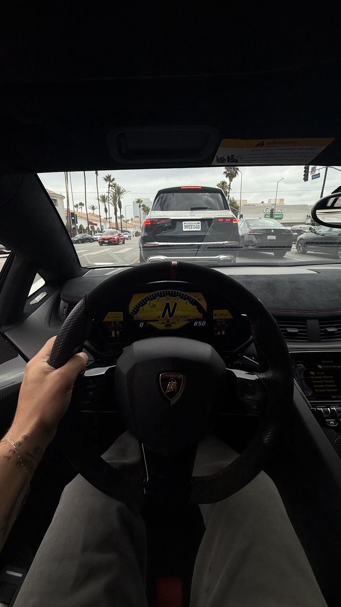 notcamcasey's tweet image. SV with the maybach escort? 

i think yes.