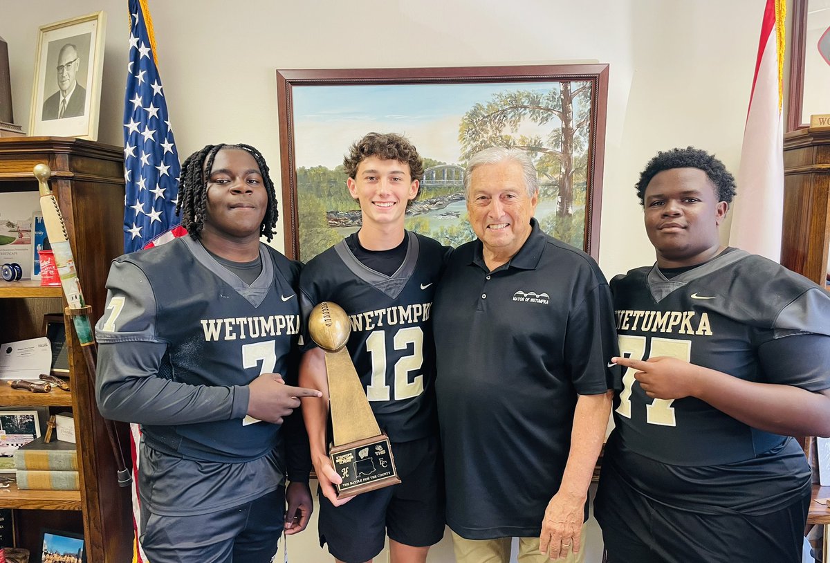 The guys stopped by City Hall to celebrate our football team’s Battle for the County 3-Peat with Mayor Willis! 🏈🏆🇺🇸
#ONETRIBE #W1NTheMoment #3Peat