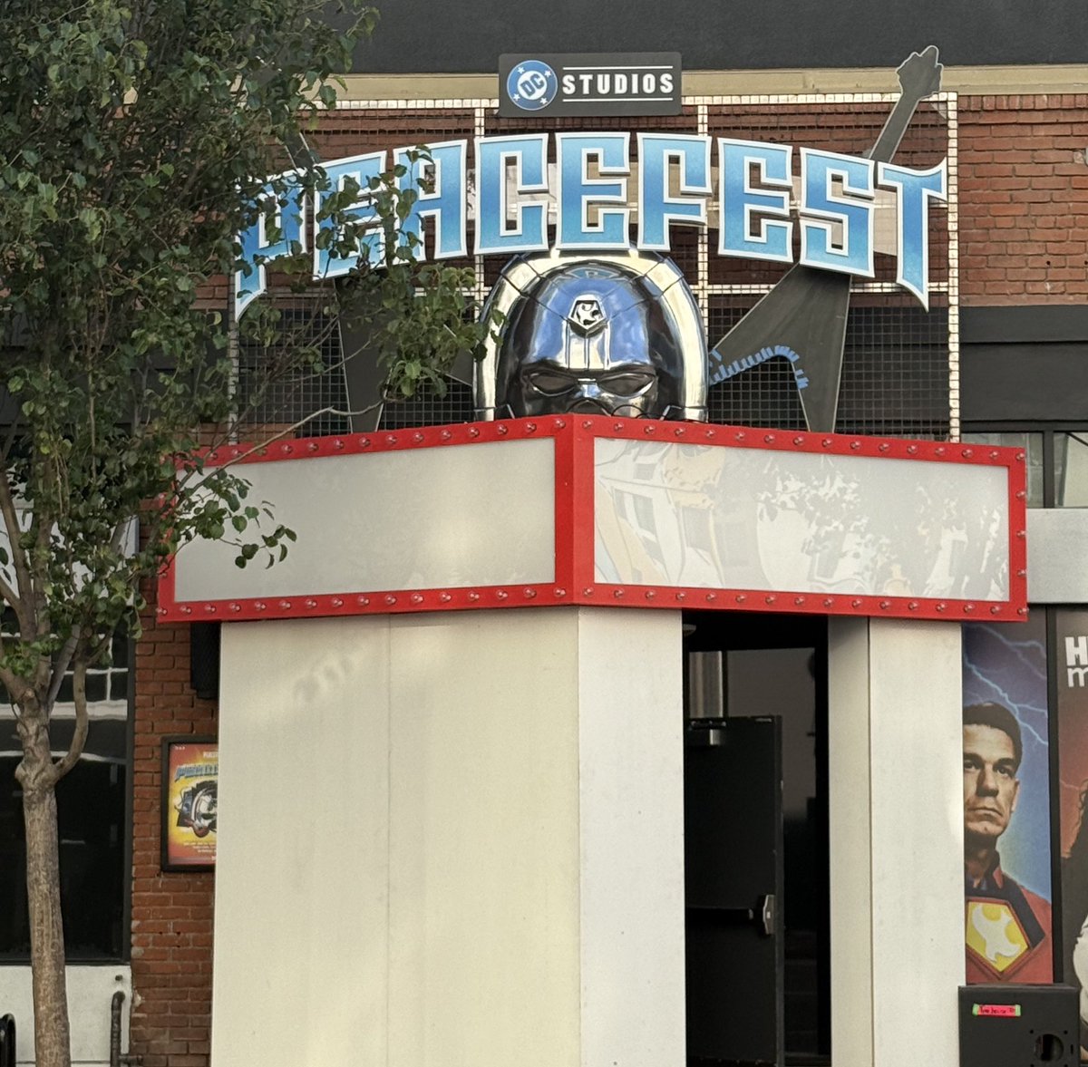 DCUPRIMETV's tweet image. First look at the PeaceFest setup for ‘PEACEMAKER’ at #SDCC.
(📸@NexusPointNews)