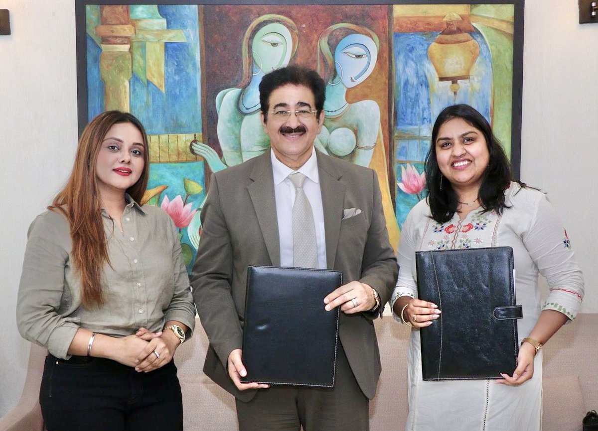 join hands with Helping Hand Foundation to promote art and culture with Naina Layal, AAFT Alumni &amp; Singer and Jagriti Saxena, National President, Helping Hand Foundation