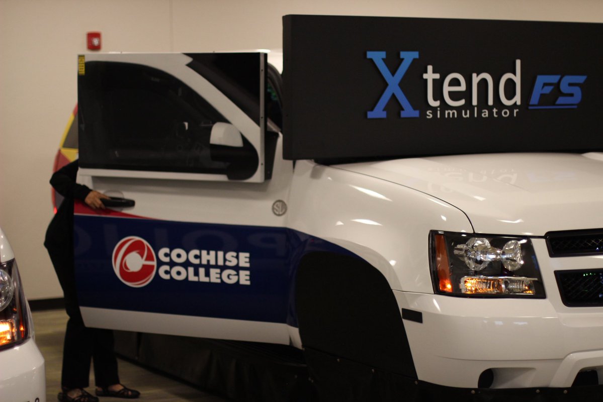SierraVistaLIVE's tweet image. 📸 Ribbon cutting ceremony for the Cochise College First Responders Academy Driving Simulator.
The simulator, manufactured by SIMLEADER, offers students the opportunity to get experience in a variety of realistic scenarios and challenges before heading to the real track.…