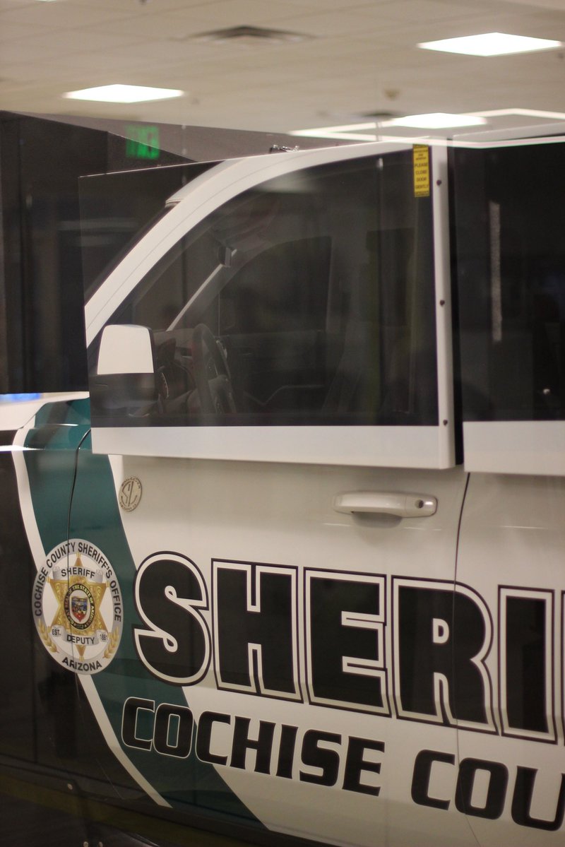 SierraVistaLIVE's tweet image. 📸 Ribbon cutting ceremony for the Cochise College First Responders Academy Driving Simulator.
The simulator, manufactured by SIMLEADER, offers students the opportunity to get experience in a variety of realistic scenarios and challenges before heading to the real track.…