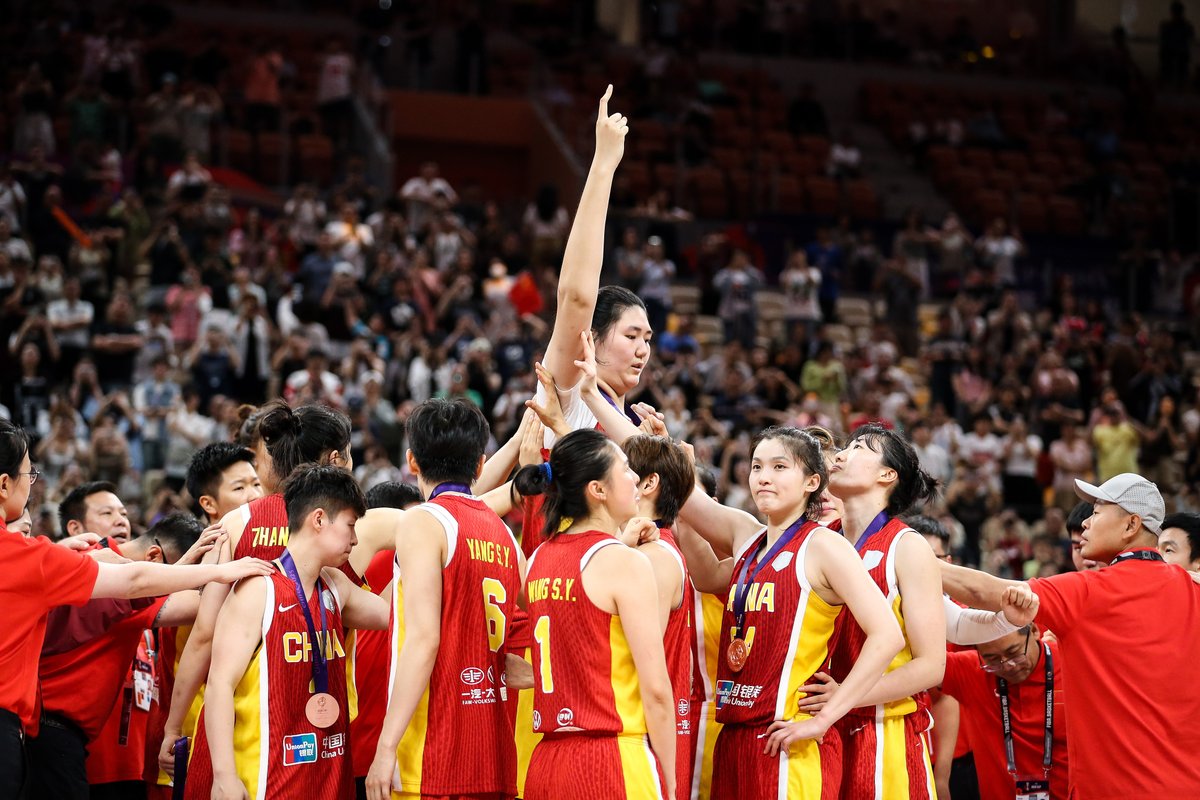 CGTNSportsScene's tweet image. 🇨🇳✨Better to BELIEVE in Zhang Ziyu tomorrow than doubt her today.
🏀18yo Zhang (7'5''/226cm) at #AsiaCupWomen:
🔥15.6 PPG/14.1min | 72.4% paint FG
⚠️Japan’s 16/34 3PT exposed defense gaps
🔜 Shedding weight for mobility | Building 4-out roster for #LA28
🙌Trust the process!