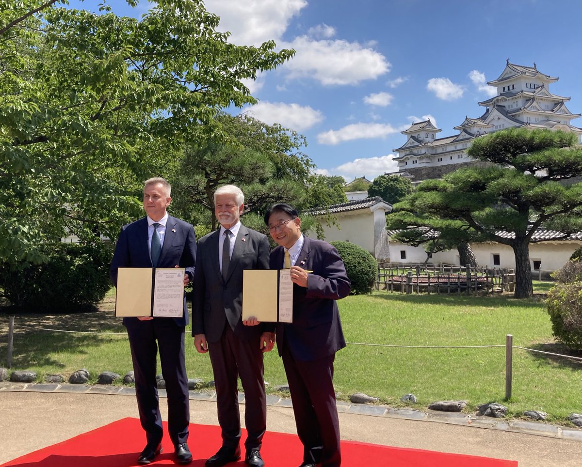 NagaokaKansuke's tweet image. Day 2 of the President visit to 🇯🇵stared in Himeji, famous for its UNESCO heritage beautiful castle. The sister “castle” agreement with Prague castle was successfully signed㊗️🥳!