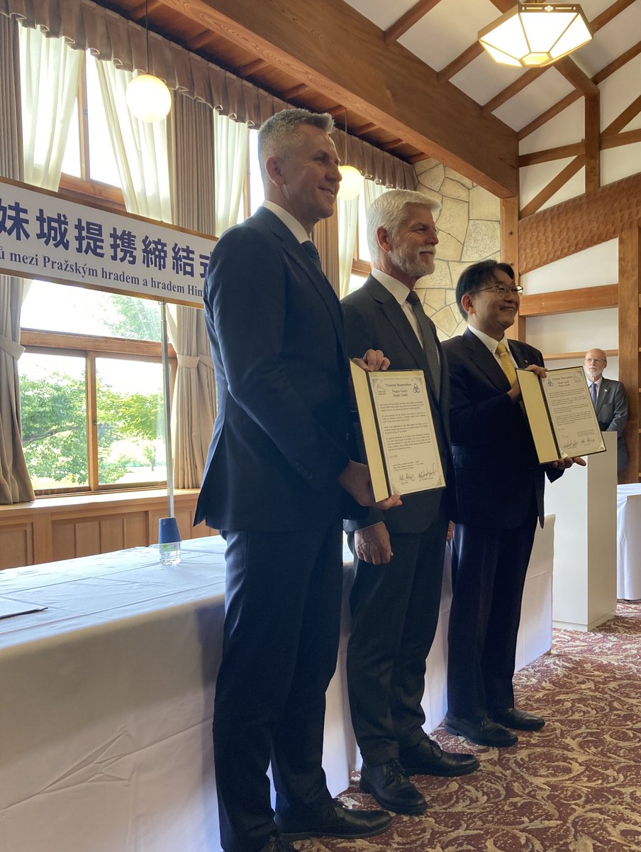NagaokaKansuke's tweet image. Day 2 of the President visit to 🇯🇵stared in Himeji, famous for its UNESCO heritage beautiful castle. The sister “castle” agreement with Prague castle was successfully signed㊗️🥳!